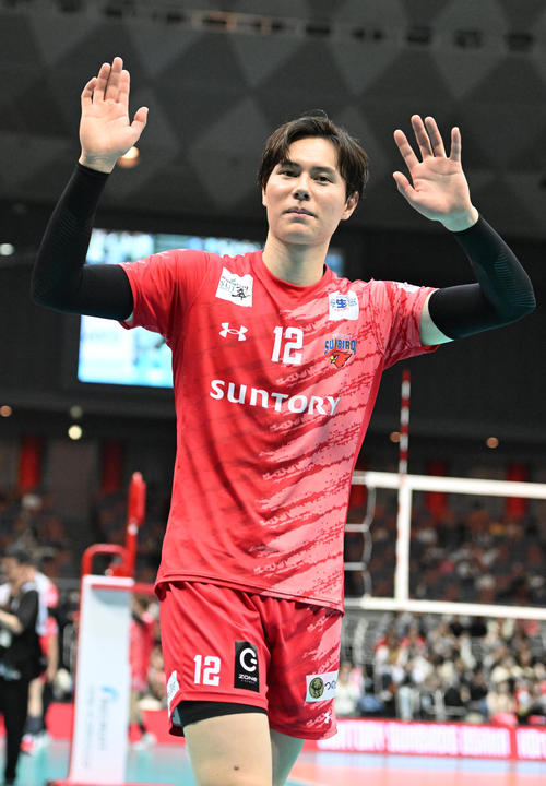 サントリー対名古屋　第3セット　ファンの声援に手を振って応えるサントリー高橋藍（撮影・和賀正仁）
