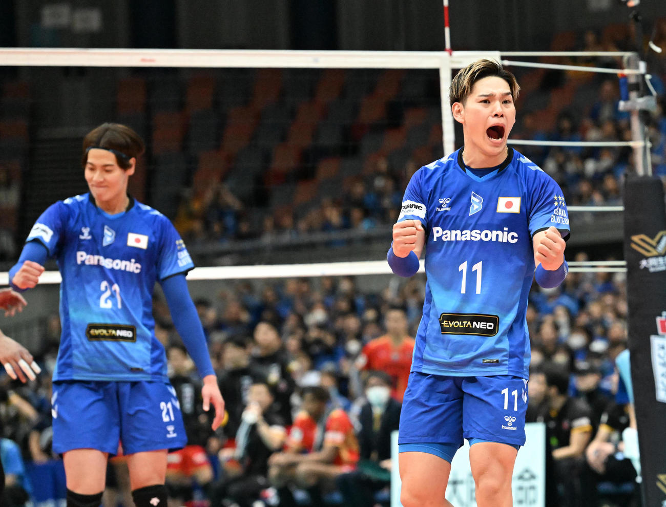 大阪B対愛知　第2セット　サーブを決めた選手に向かいガッツポーズする大阪B西田（撮影・和賀正仁）
