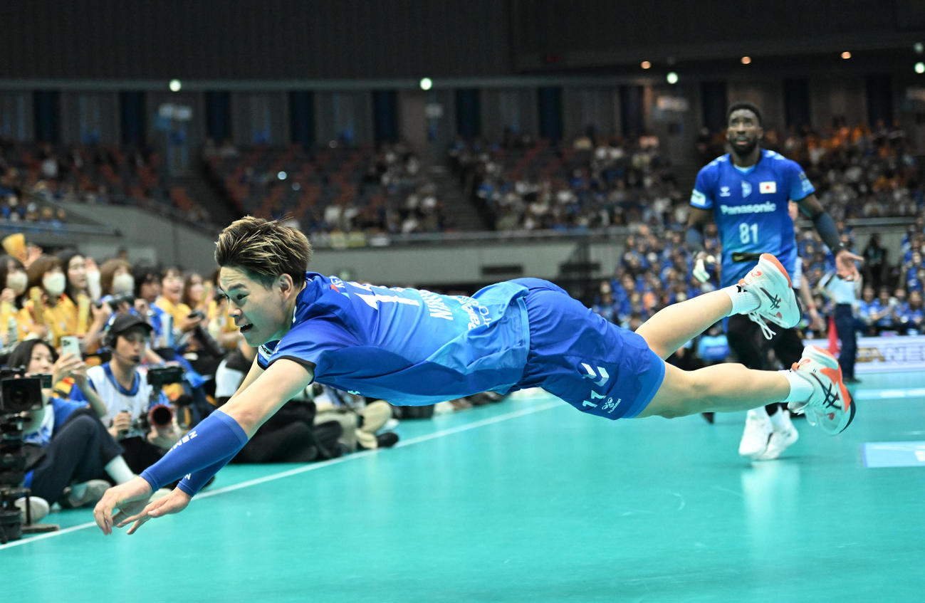 大阪B対愛知　第4セット　ボールに飛び込み懸命に返す大阪B西田（撮影・和賀正仁）