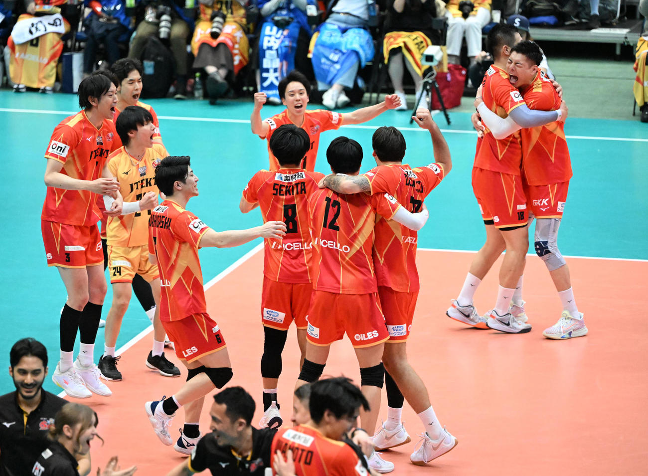 大阪B対愛知　ファイナル進出を決め喜ぶ愛知の選手ら（撮影・和賀正仁）