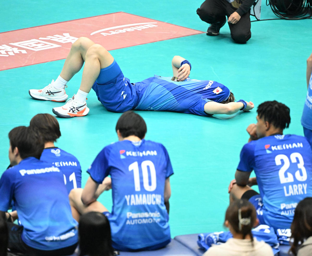 大阪B対愛知　ファイナル進出ならずユニホームで顔をおおう大阪B西田（撮影・和賀正仁）