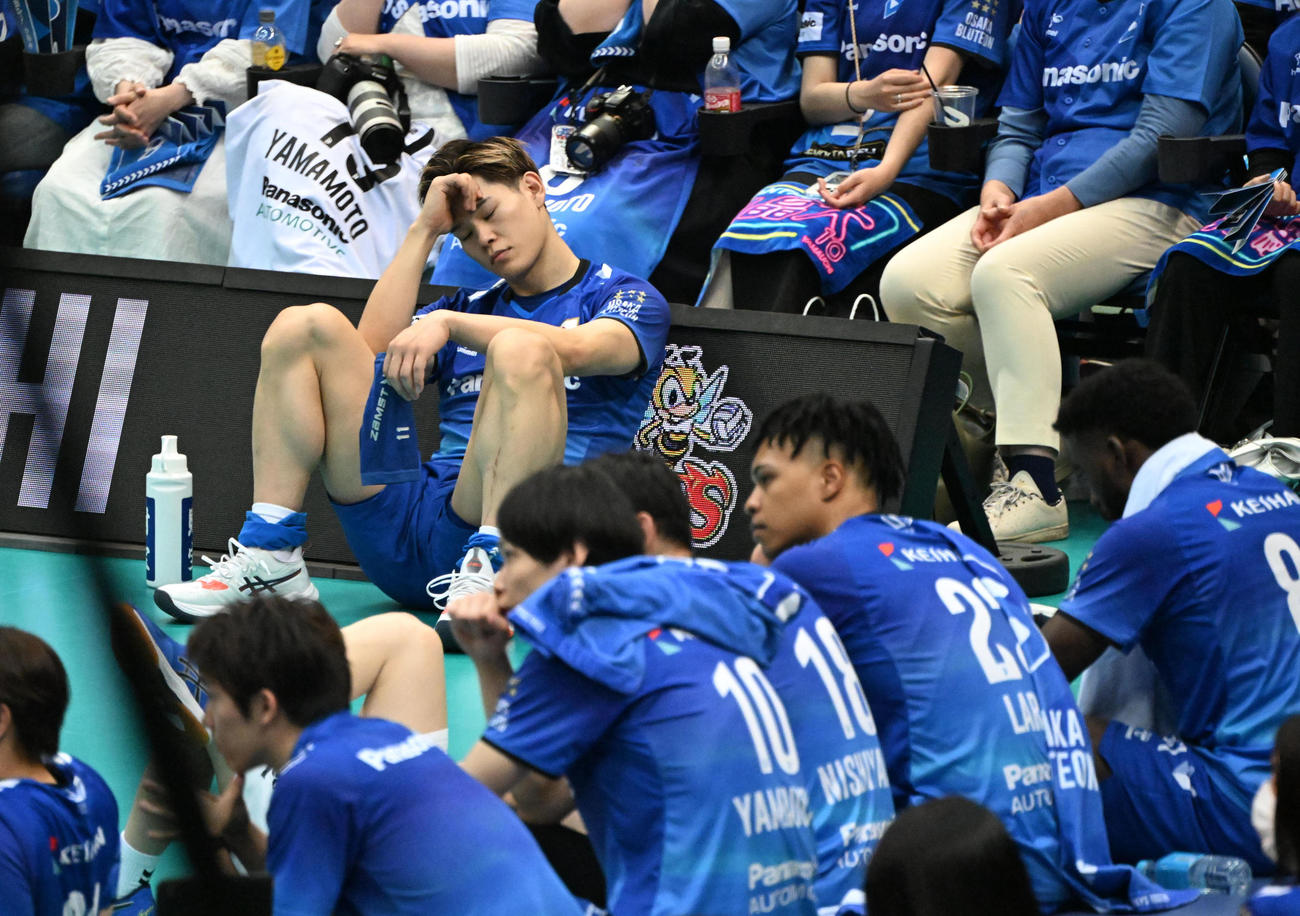 大阪B対愛知　ファイナル進出ならずぼう然とする大阪B西田（撮影・和賀正仁）