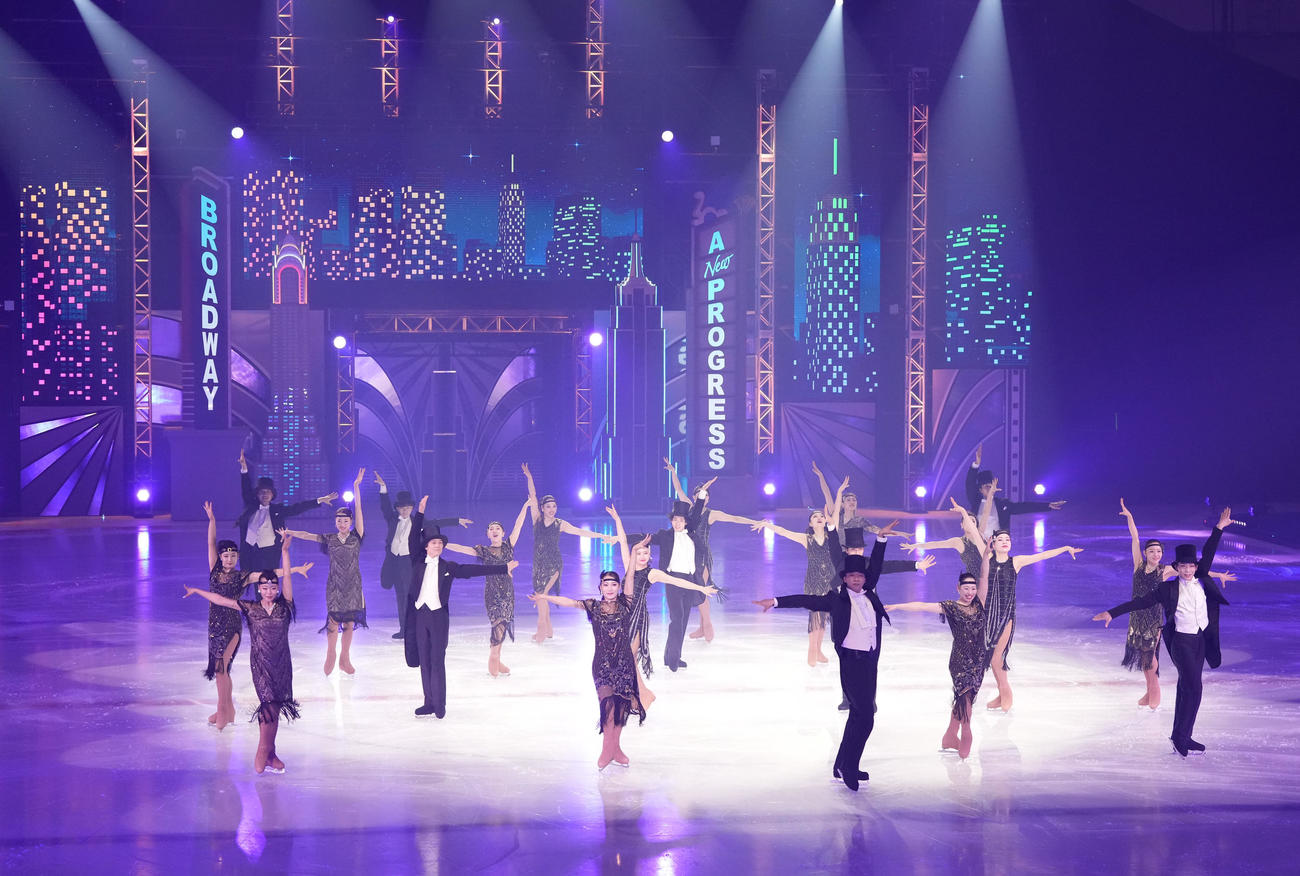「プリンスアイスワールド2025－2026 PIW THE MUSICAL～The Best of BROADWAY～横浜公演」で華麗に舞うスケーターたち（撮影・鈴木みどり）