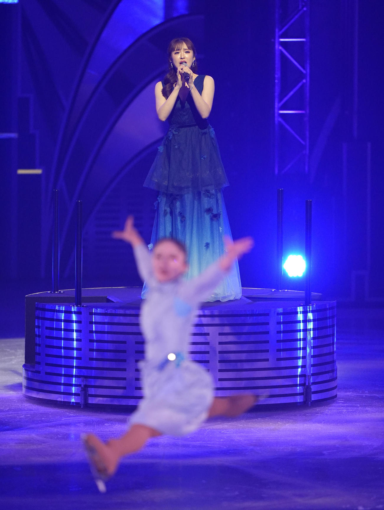 「プリンスアイスワールド2025－2026 PIW THE MUSICAL～The Best of BROADWAY～横浜公演」で熱唱する笹本玲奈（撮影・鈴木みどり）