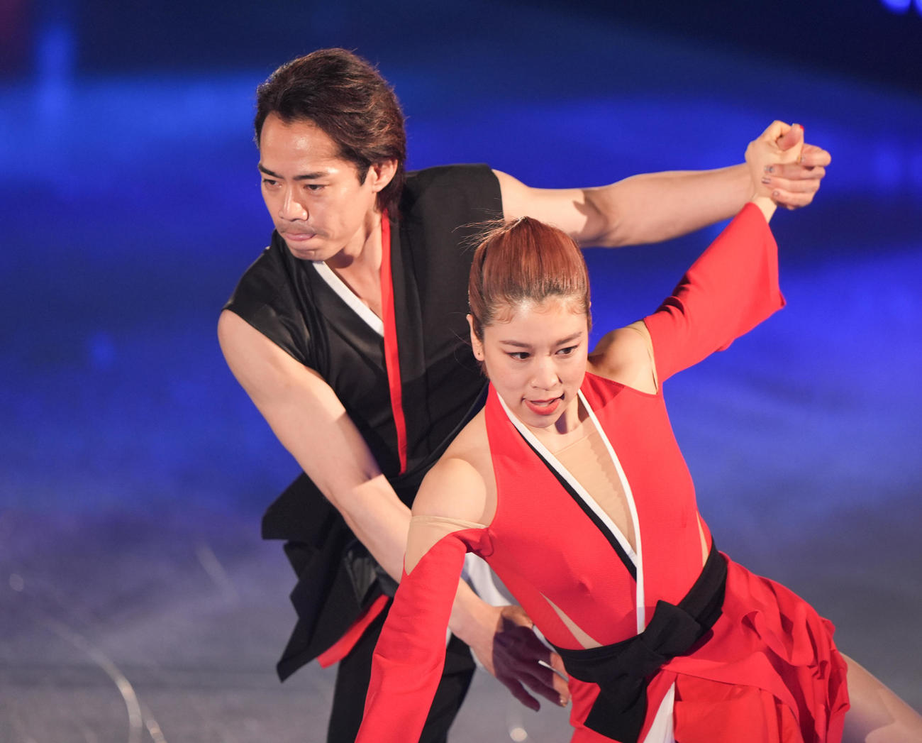 「プリンスアイスワールド2025－2026 PIW THE MUSICAL～The Best of BROADWAY～横浜公演」で華麗に演技する高橋大輔さん（左）と村元哉中さん（撮影・鈴木みどり）