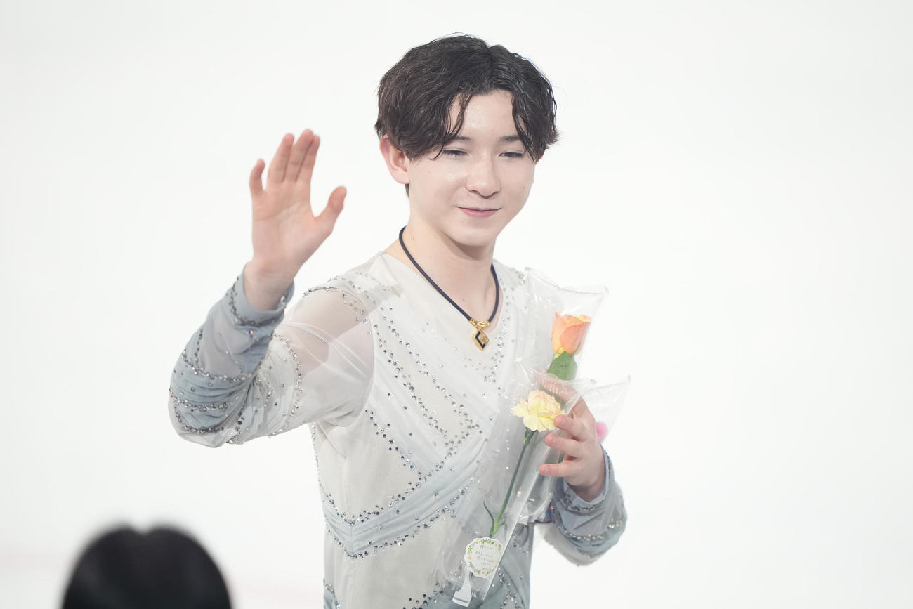 「プリンスアイスワールド2025－2026 PIW THE MUSICAL～The Best of BROADWAY～横浜公演」でファンに手を振る中田（撮影・鈴木みどり）