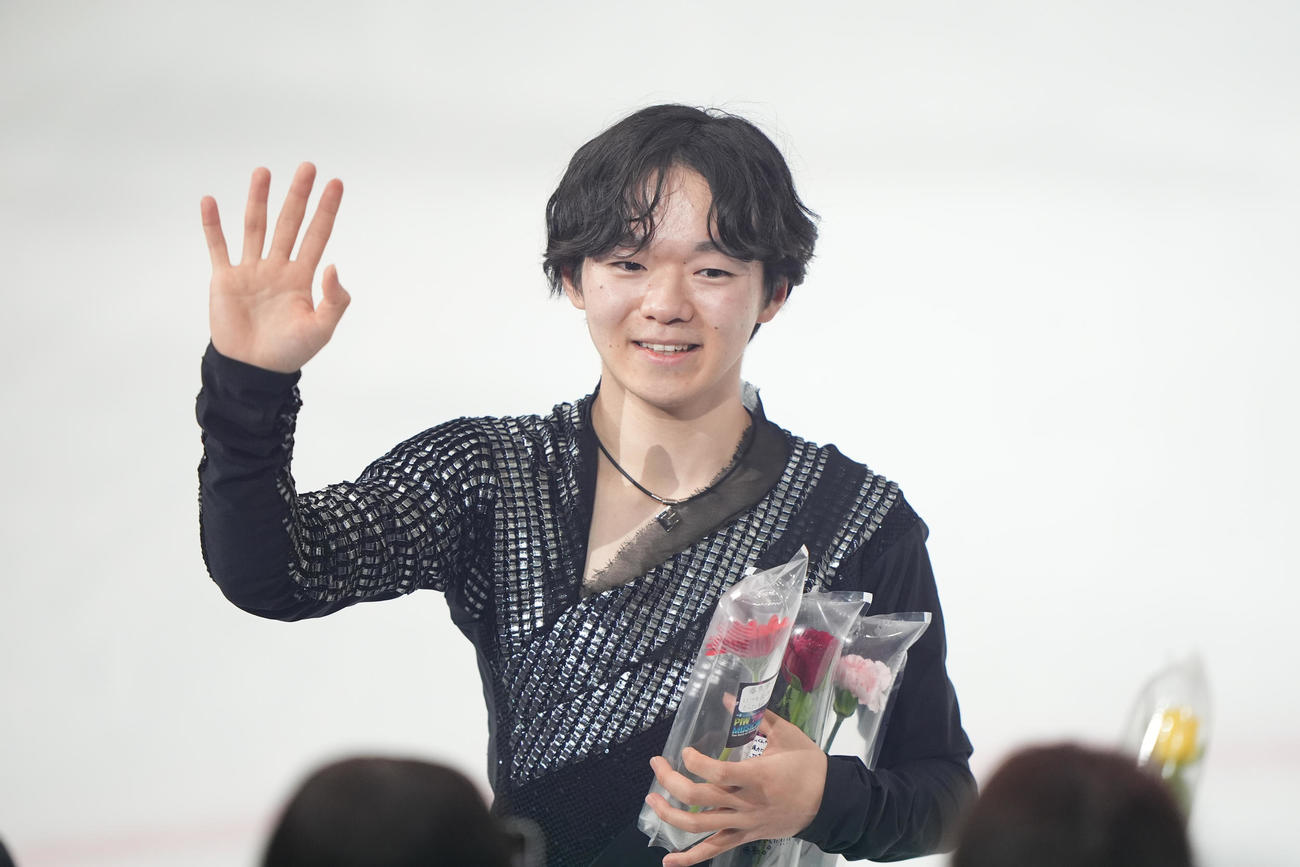 「プリンスアイスワールド2025－2026 PIW THE MUSICAL～The Best of BROADWAY～横浜公演」でファンに手を振る鍵山（撮影・鈴木みどり）
