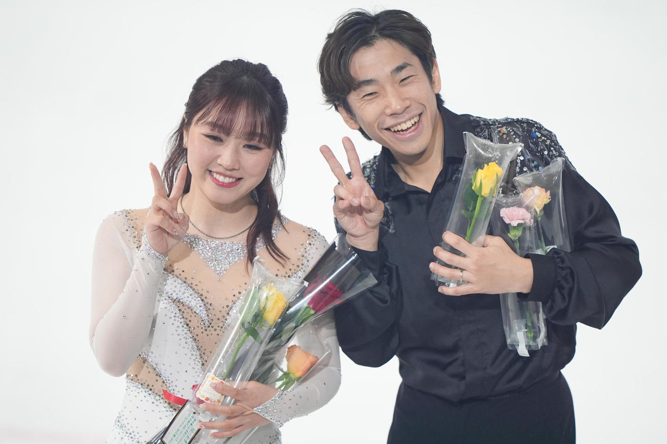 「プリンスアイスワールド2025－2026 PIW THE MUSICAL～The Best of BROADWAY～横浜公演」でファンからの花を手に写真に納まる樋口（左）と織田信成さん（撮影・鈴木みどり）