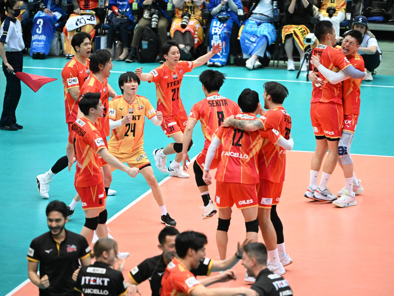 大阪B対愛知　ファイナル進出を決め喜ぶ愛知の選手ら（撮影・和賀正仁）