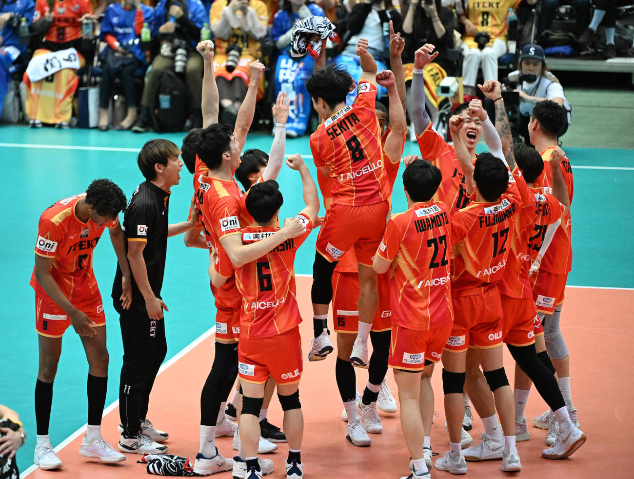大阪B対愛知　ファイナル進出を決め喜ぶ愛知の選手ら（撮影・和賀正仁）