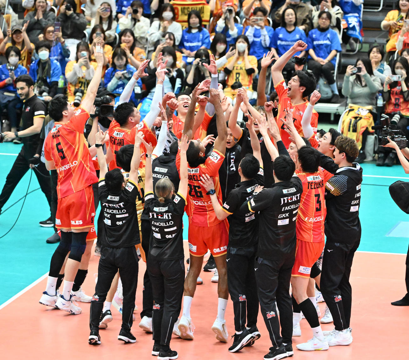 大阪B対愛知　ファイナル進出を決め喜ぶ愛知の選手ら（撮影・和賀正仁）