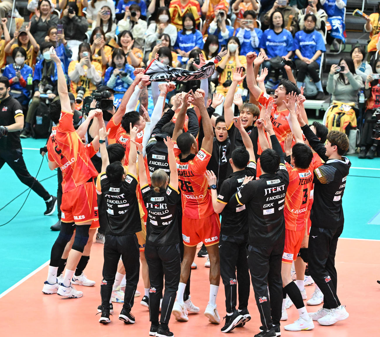 大阪B対愛知　ファイナル進出を決め喜ぶ愛知の選手ら（撮影・和賀正仁）