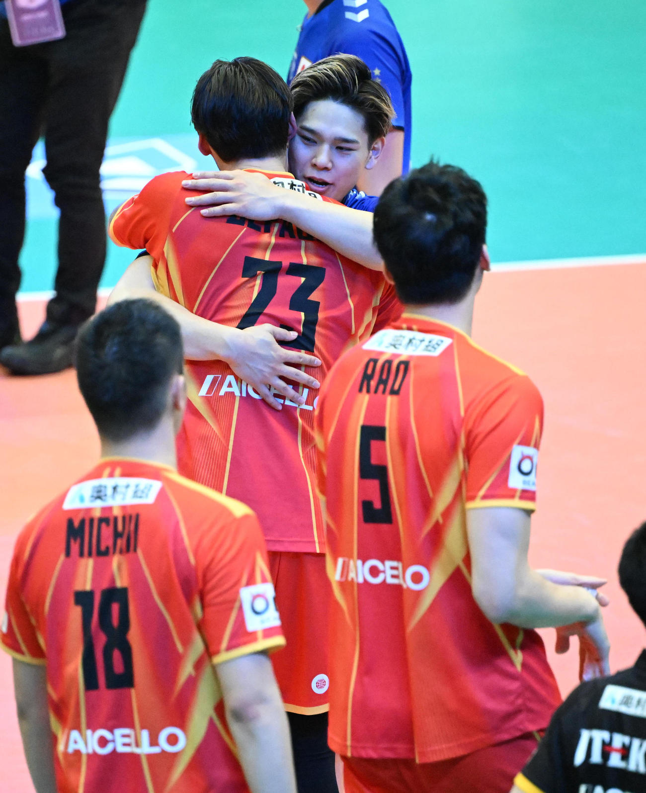 大阪B対愛知　試合後、愛知のデファルコと抱き合う大阪B西田（撮影・和賀正仁）