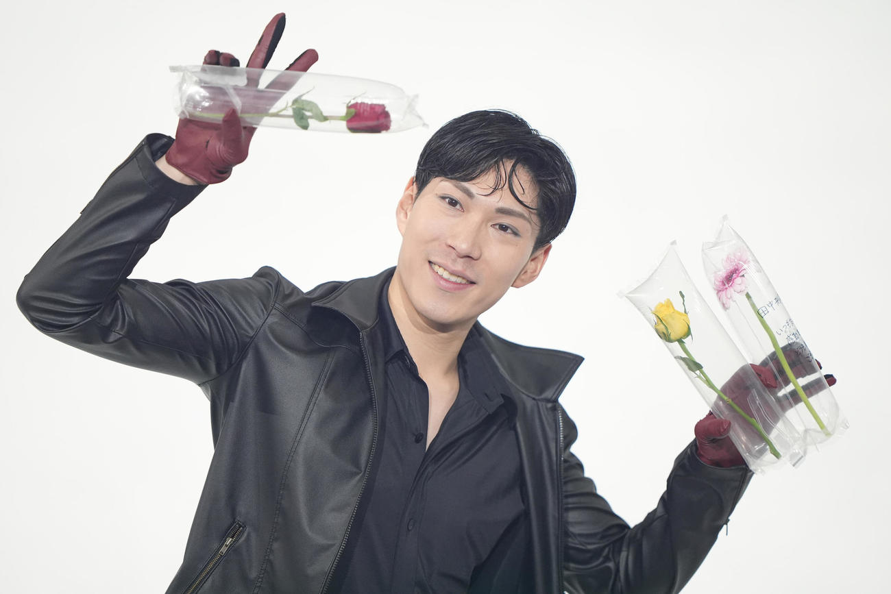 「プリンスアイスワールド2025－2026 PIW THE MUSICAL～The Best of BROADWAY～横浜公演」でファンからの花を手に写真に納まる田中刑事さん（撮影・鈴木みどり）