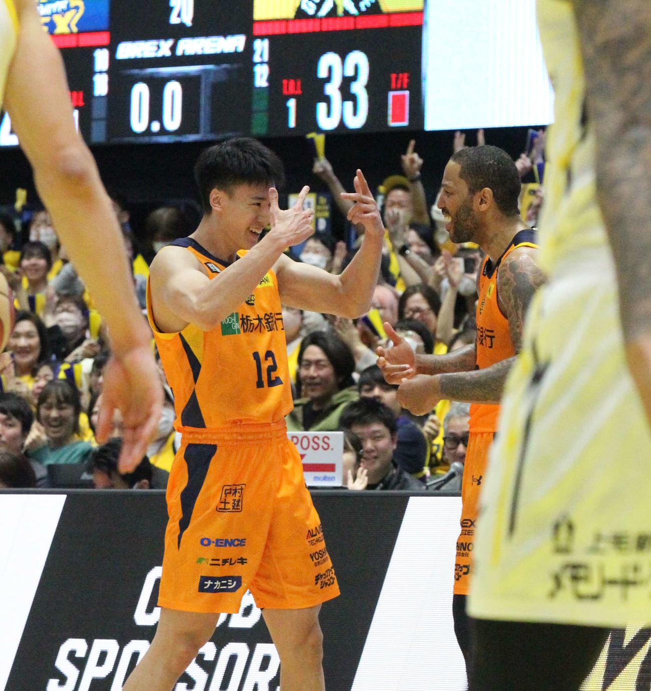宇都宮対群馬　第2Q終了間際、ハーフウエー近くからのロングシュートが入り、3点ブザービーターを決めた宇都宮高島紳司。右はニュービル（撮影・沢田啓太郎）