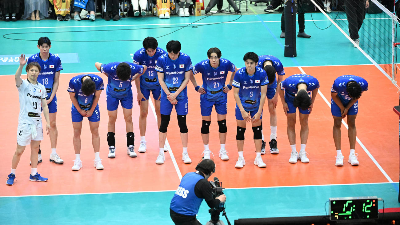 大阪B対愛知　ファイナル進出ならずファンにあいさつする大阪Bの選手ら（撮影・和賀正仁）