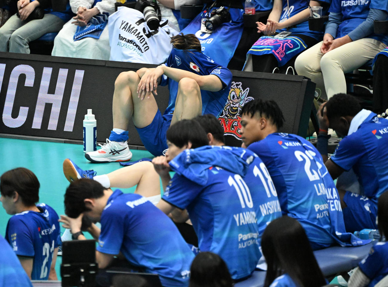 大阪B対愛知　ファイナル進出ならずユニホームで顔をおおう大阪B西田（撮影・和賀正仁）
