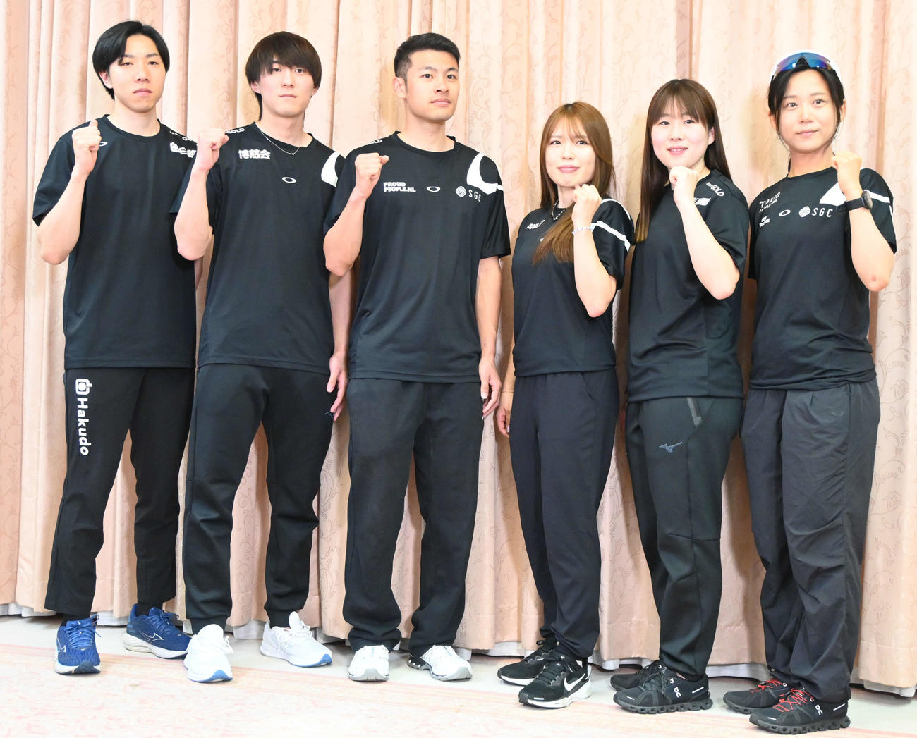 右から高木美帆、堀川桃香、佐藤綾乃らteamGOLD（チームゴールド）のメンバー（撮影・飯岡大暉）