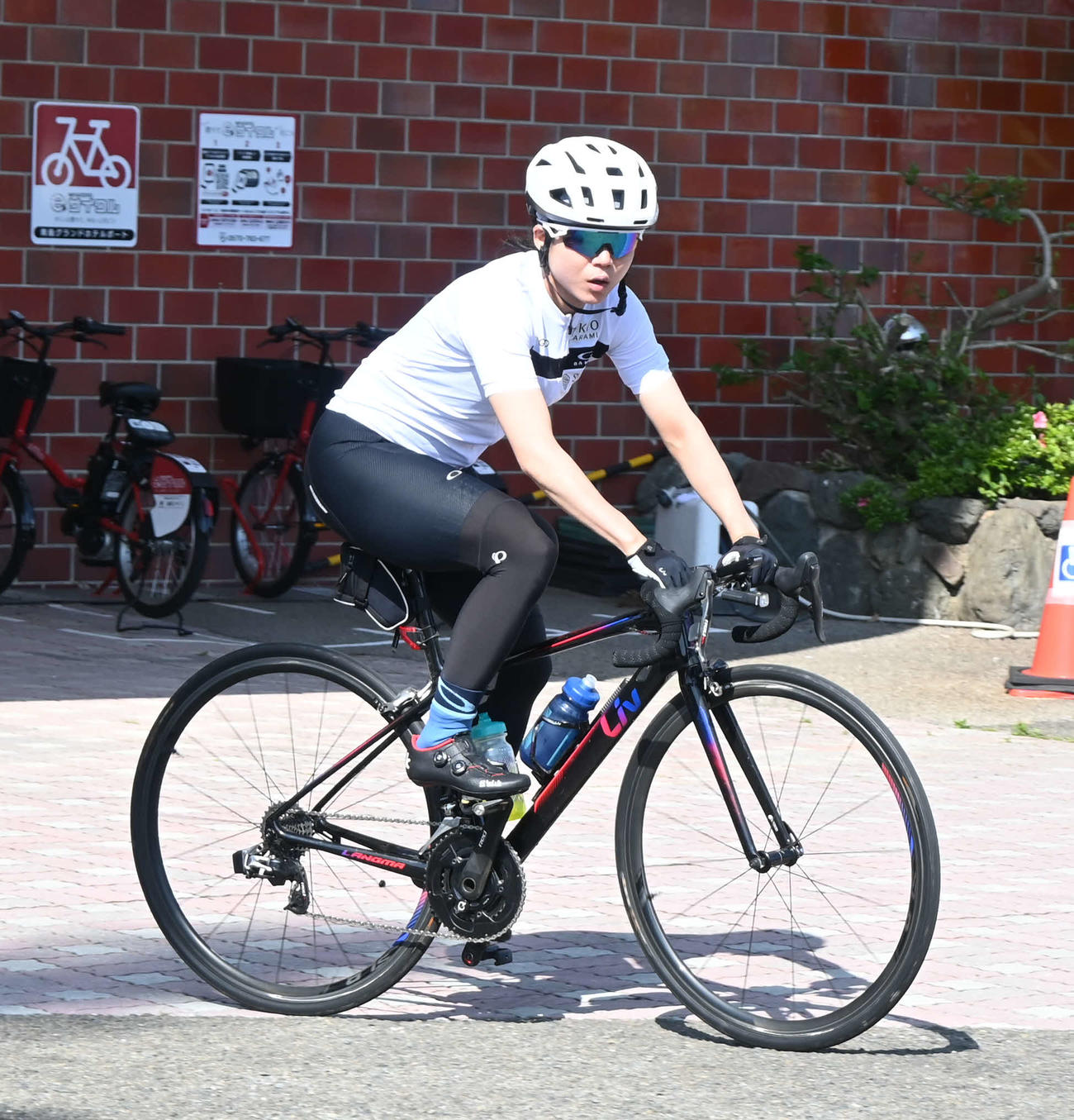 自転車トレーニングへ出発する高木美帆（撮影・飯岡大暉）