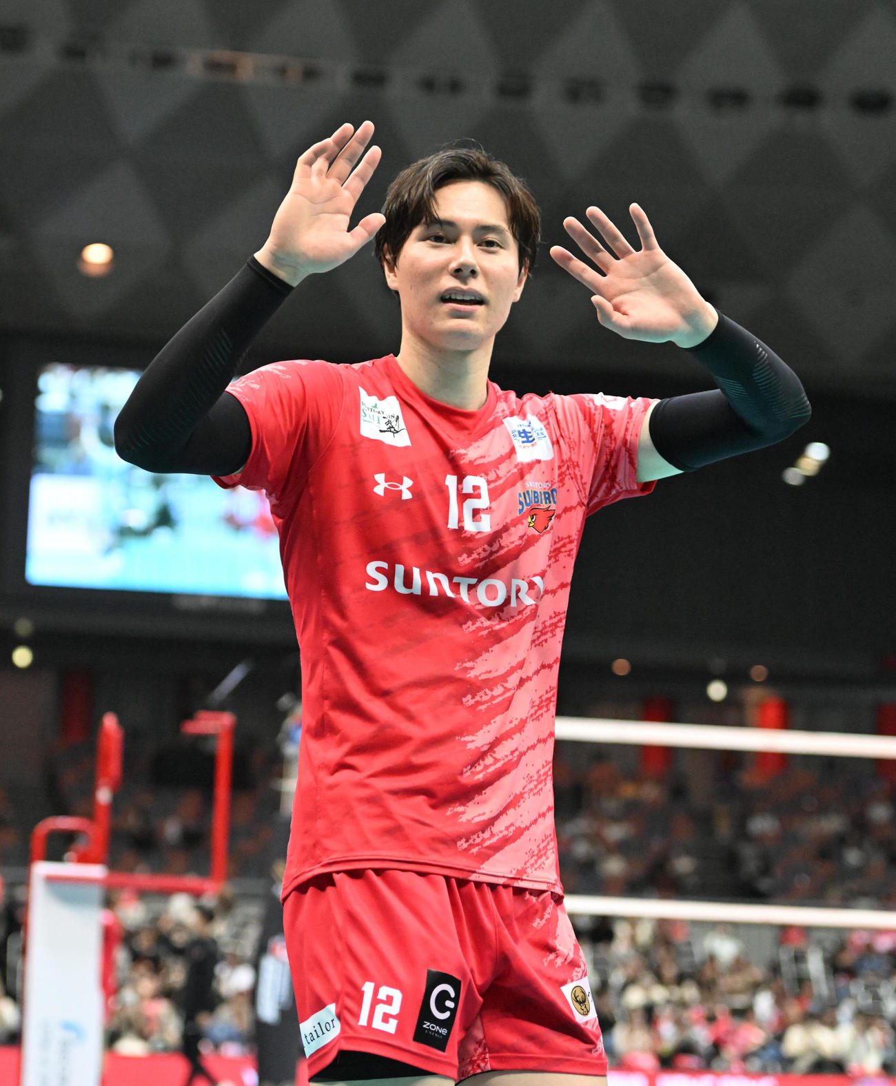 サントリー対名古屋　第3セット　ファンの声援に手を振って応えるサントリー高橋藍（撮影・和賀正仁）