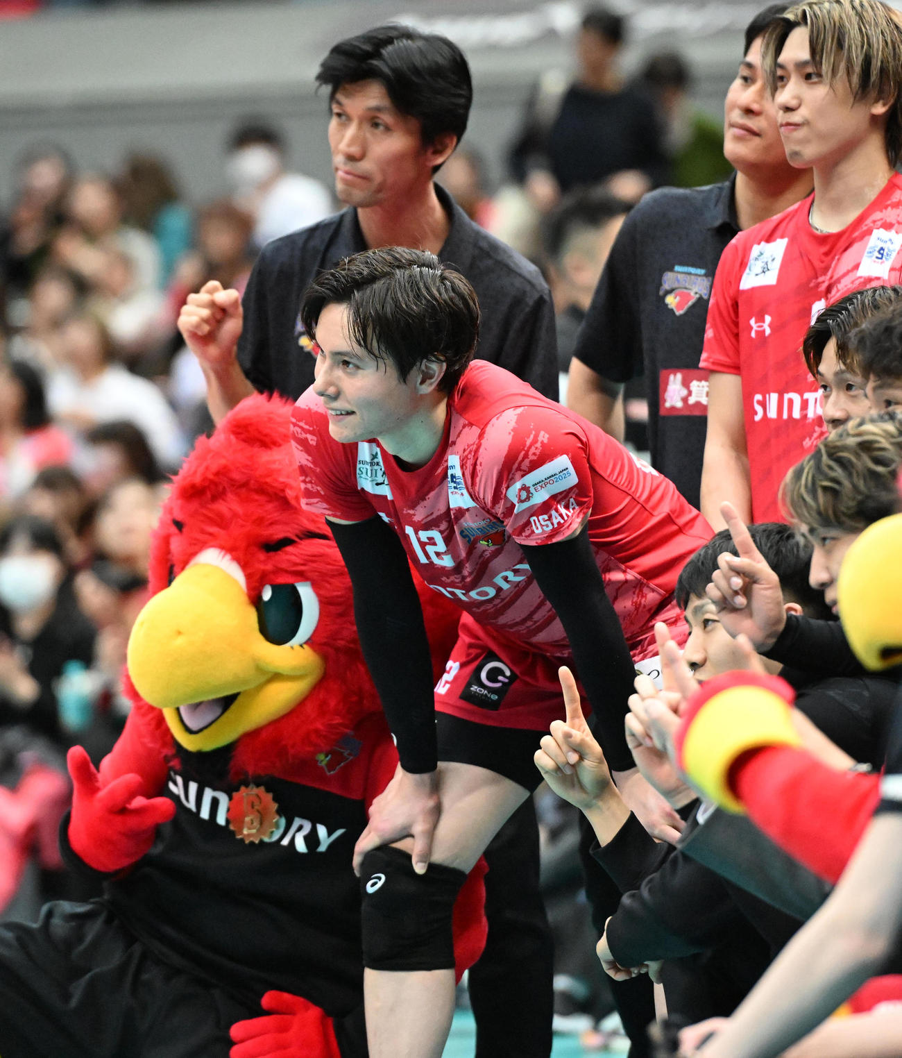 サントリー対名古屋　第3セット　ファンに向かい記念撮影するサントリー高橋藍ら（撮影・和賀正仁）