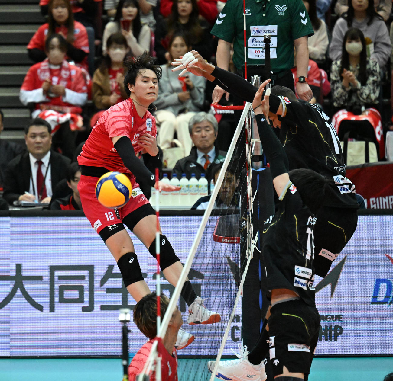 サントリー対名古屋　第1セット　スパイクを打ったサントリー高橋藍だが相手ブロックに阻まれる（撮影・和賀正仁）
