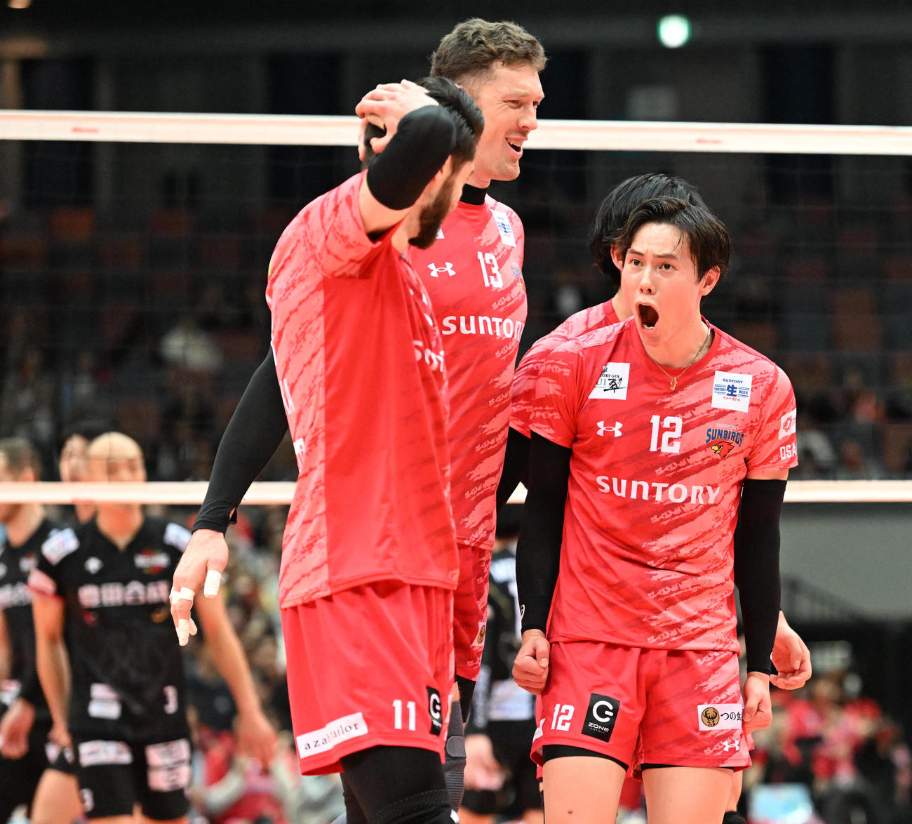 サントリー対名古屋　第2セット　スパイクを決め雄たけびをあげるサントリー高橋藍（撮影・和賀正仁）