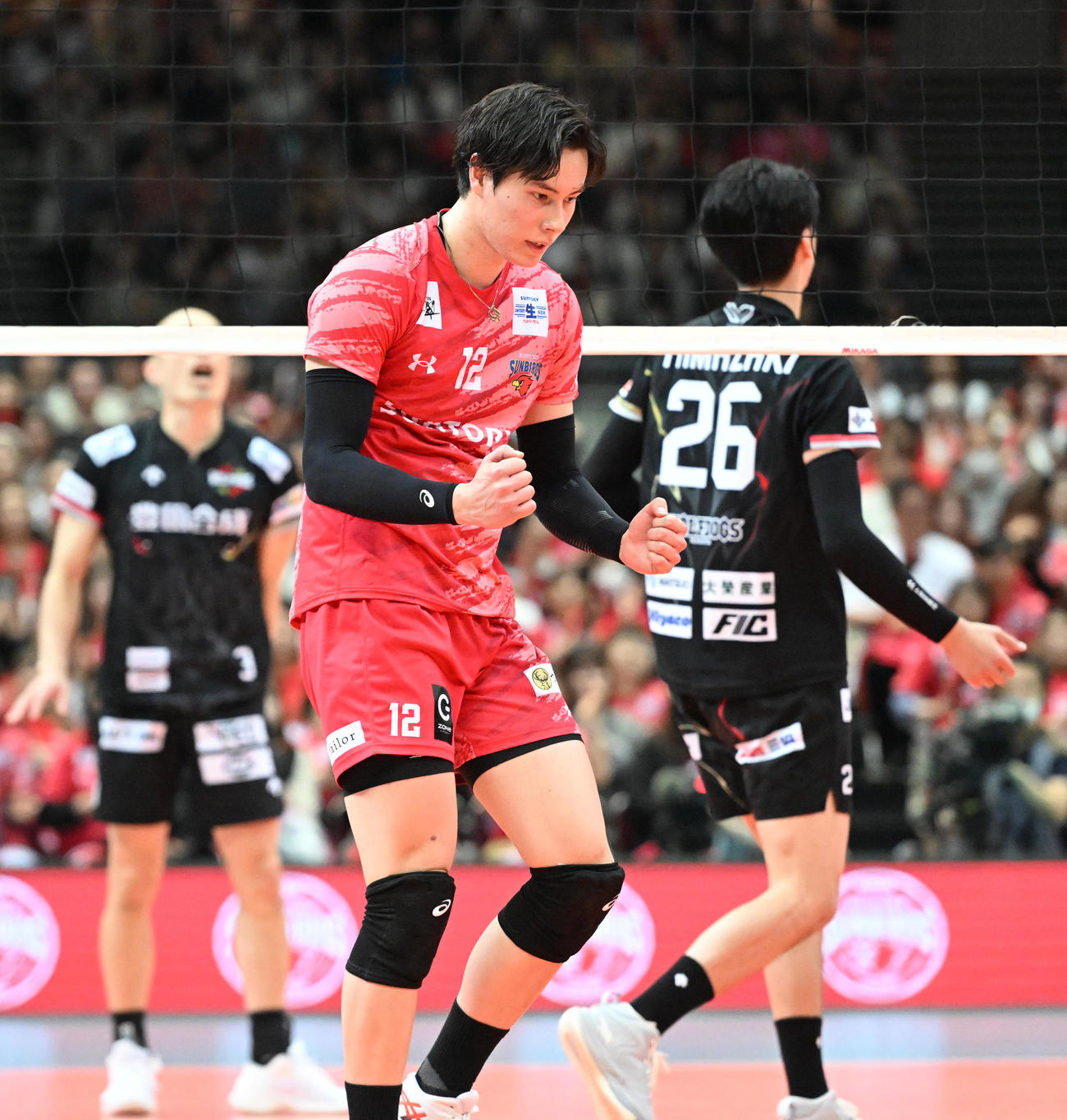 サントリー対名古屋　第2セット　スパイクを決めガッツポーズするサントリー高橋藍（撮影・和賀正仁）