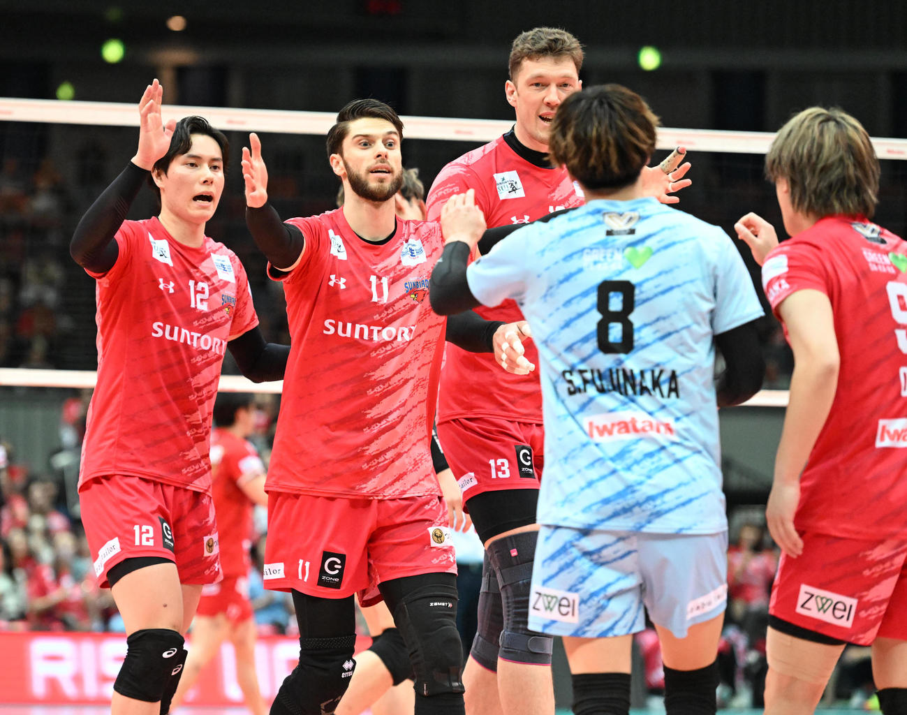 サントリー対名古屋　第2セット　ポイントを挙げ喜びあうサントリーの選手ら（撮影・和賀正仁）