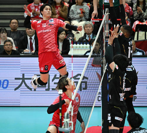 サントリー対名古屋 第1セット スパイクを打つサントリー高橋藍(撮影・和賀正仁)