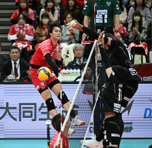 サントリー対名古屋 第1セット スパイクを打ったサントリー高橋藍だが相手ブロックに阻まれる(撮影・和賀正仁)