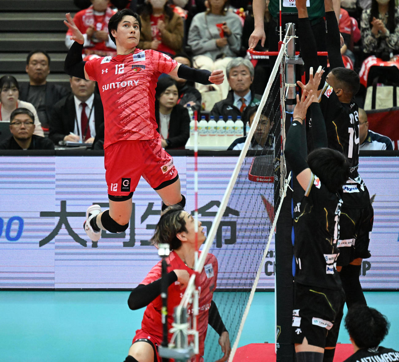 サントリー対名古屋　第1セット　スパイクを打つサントリー高橋藍（撮影・和賀正仁）