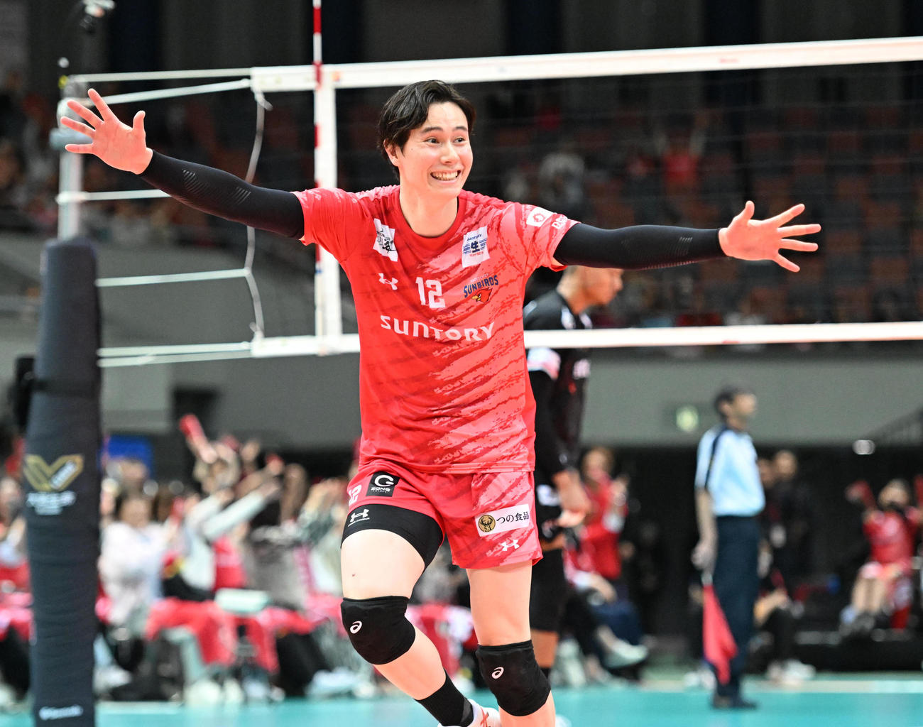 サントリー対名古屋　第4セット　セットポイントを迎え両手を広げコートを駆けるサントリー高橋藍（撮影・和賀正仁）