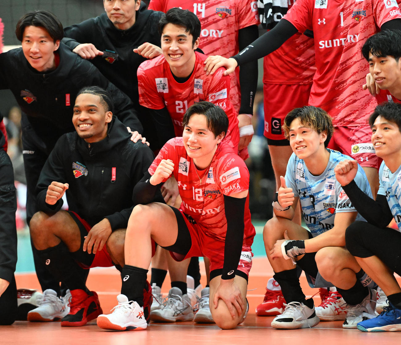 サントリー対名古屋　ファイナル進出を決め笑顔で記念撮影する高橋藍（前列中央）らサントリーの選手（撮影・和賀正仁）