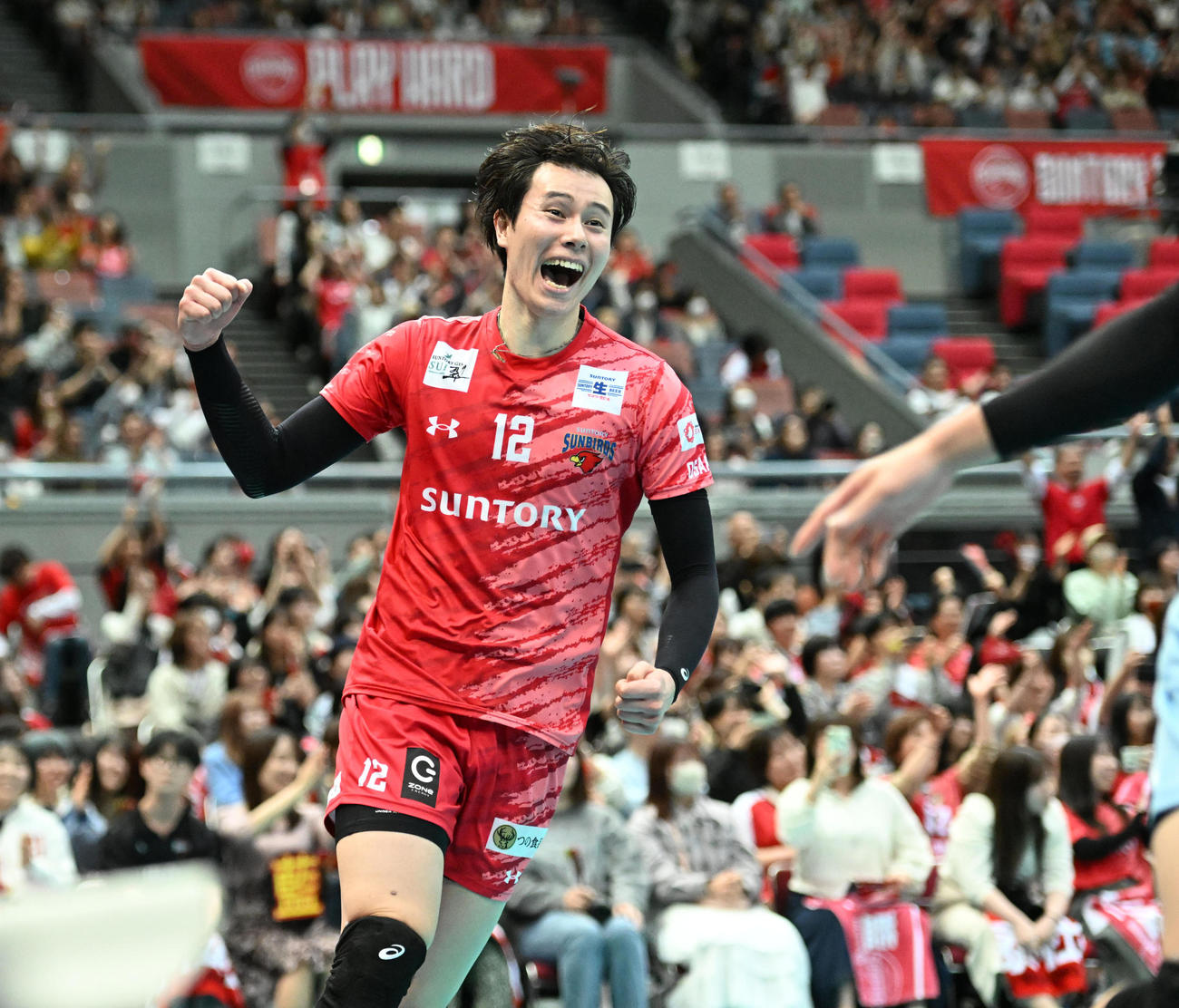 サントリー対名古屋　ファイナル進出を決めガッツポーズでコートを駆けるサントリー高橋藍（撮影・和賀正仁）
