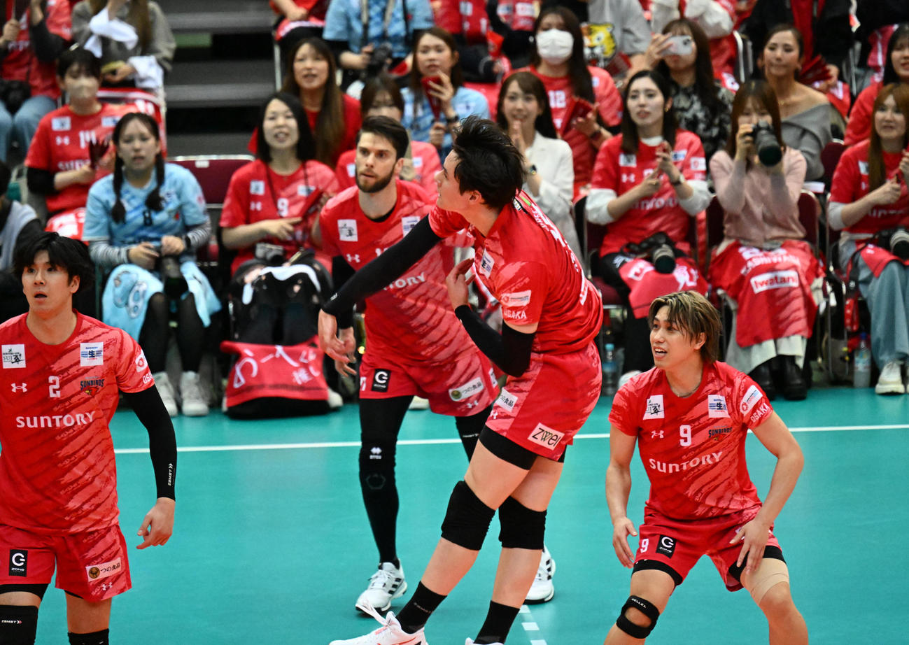 サントリー対名古屋　第3セット　バックからスパイクを決めるサントリー高橋藍だが届かず（撮影・和賀正仁）