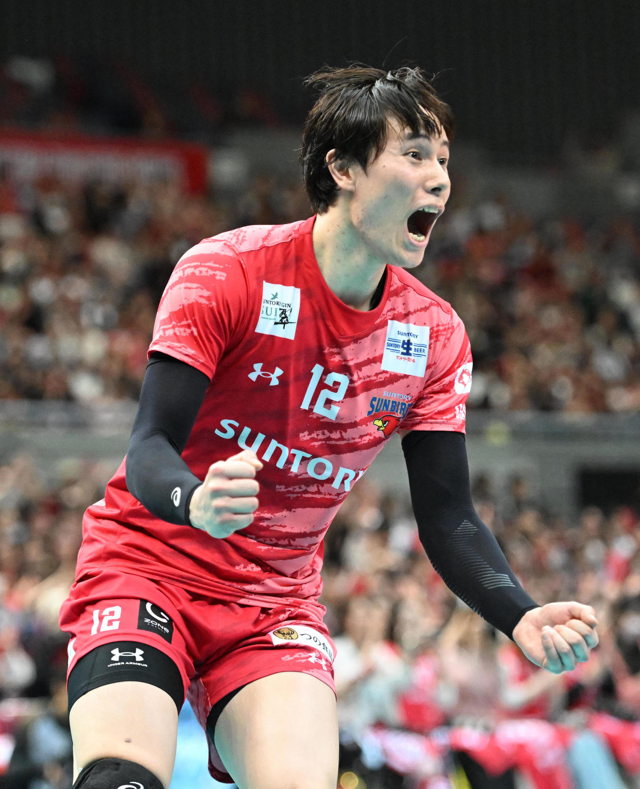 サントリー対名古屋　第4セット　セットポイントを迎え両手を広げコートを駆けるサントリー高橋藍（撮影・和賀正仁）
