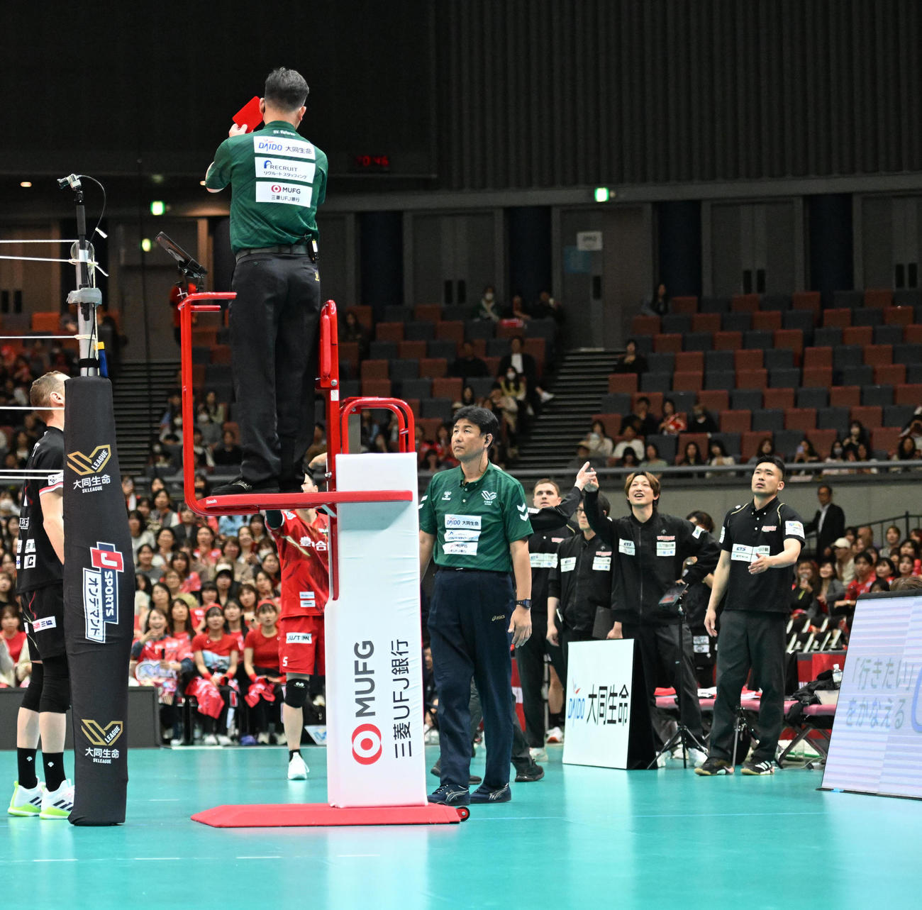 サントリー対名古屋　第4セット、マナー違反で名古屋にレッドカードが出された（撮影・和賀正仁）