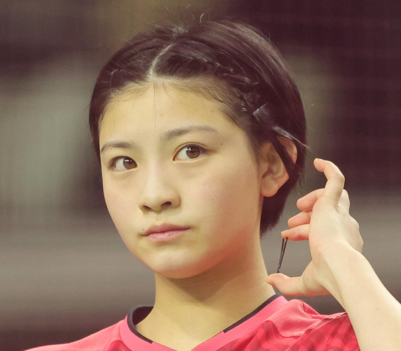 女子シングルス決勝で、試合前に髪をピンでまとめる宮崎友花（撮影・野上伸悟）