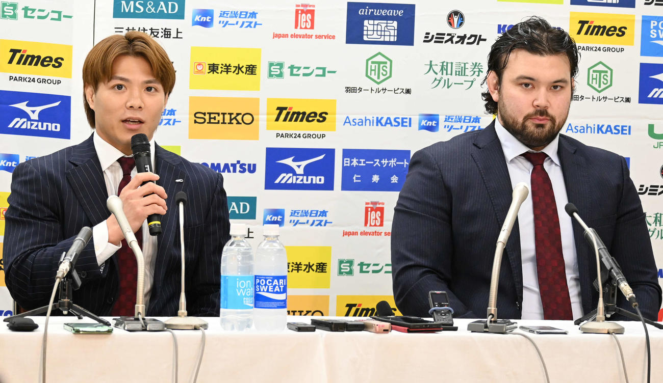 柔道全日本選手権の前日会見に登壇した阿部（左）とウルフ（撮影・飯岡大暉）