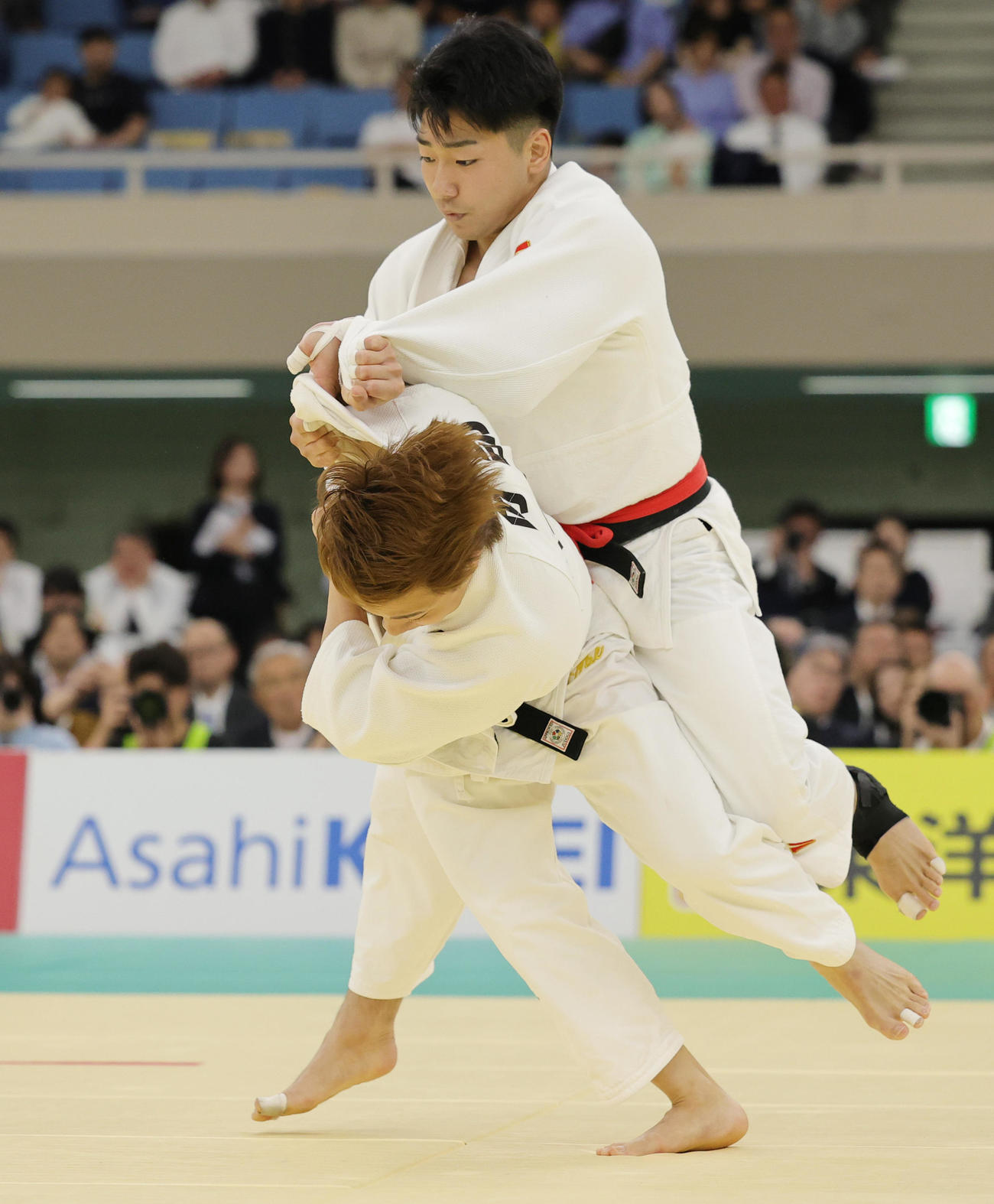 1回戦で佐藤佑治郎（奥）に背負い投げで一本勝ちする阿部一二三（撮影・野上伸悟）