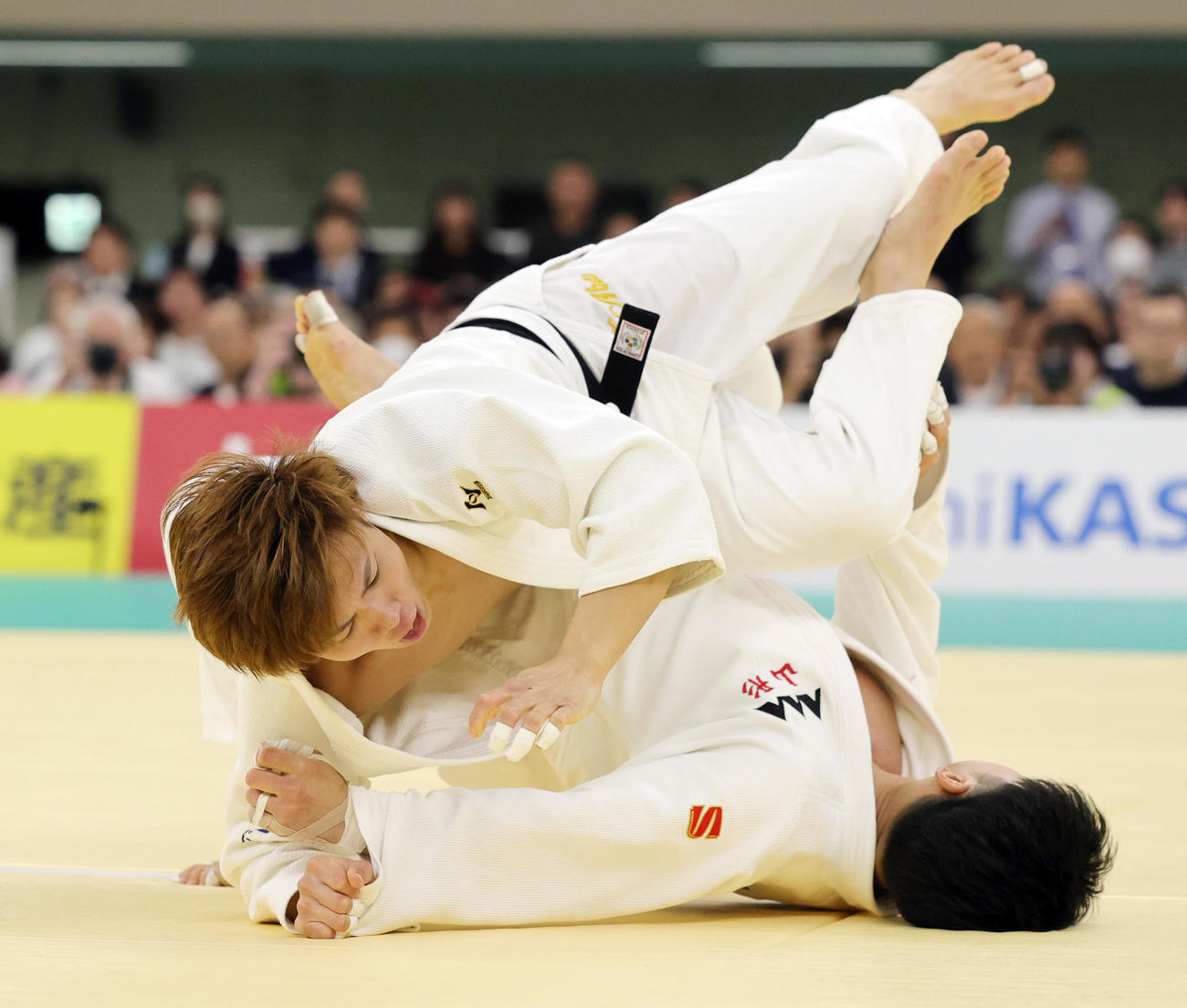 1回戦で佐藤佑治郎（下）に背負い投げで一本勝ちする阿部一二三（撮影・野上伸悟）