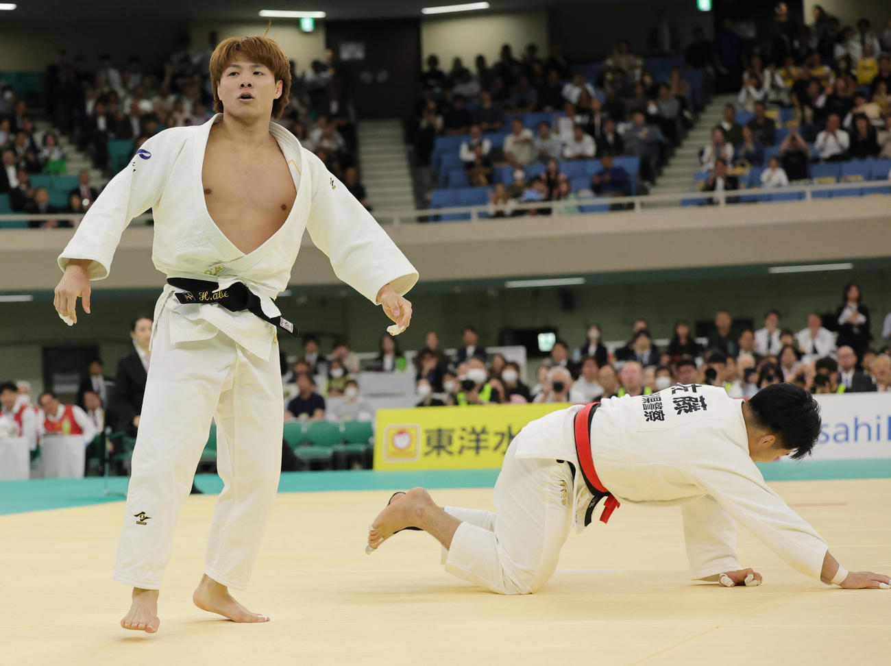 1回戦で佐藤佑治郎（奥）に背負い投げで一本勝ちした阿部一二三（撮影・野上伸悟）