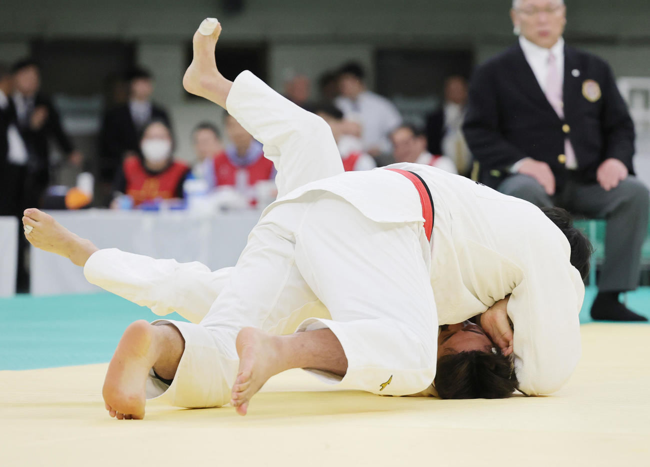 3回戦で木元（上）に押さえ込まれて敗れた橋本（撮影・野上伸悟）