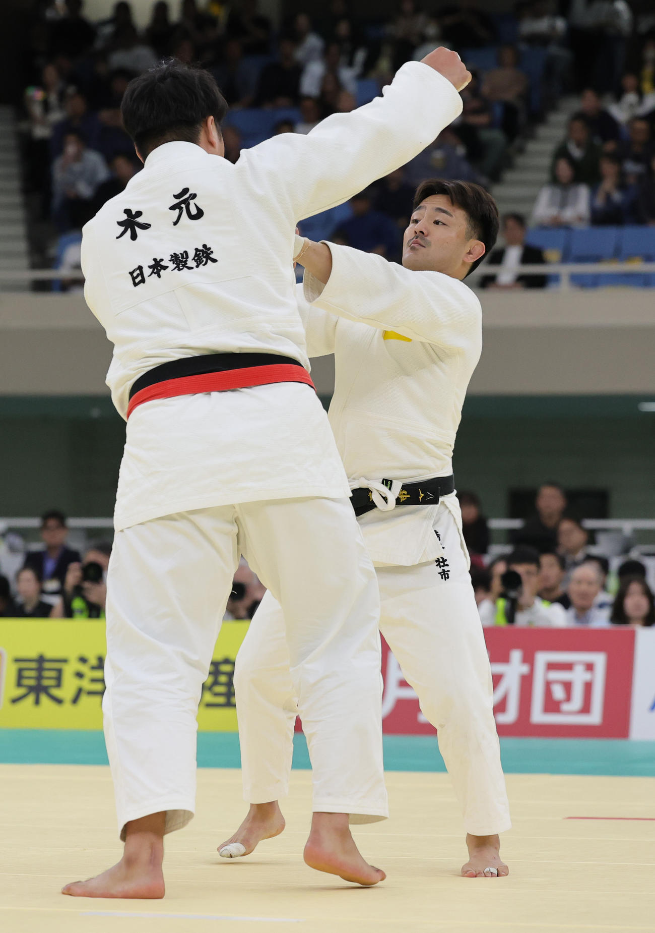 3回戦で木元（手前）に敗れた橋本（撮影・野上伸悟）