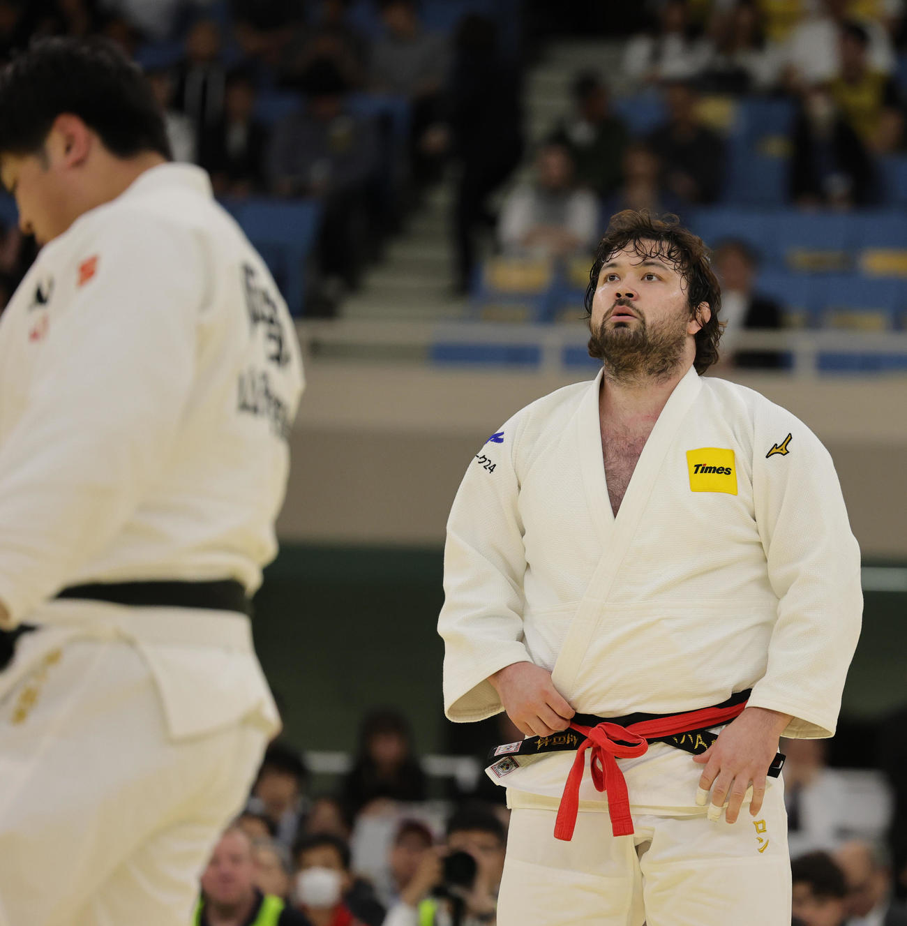 1回戦で阿部拓馬（手前）に一本勝ちしたウルフ・アロン（撮影・野上伸悟）