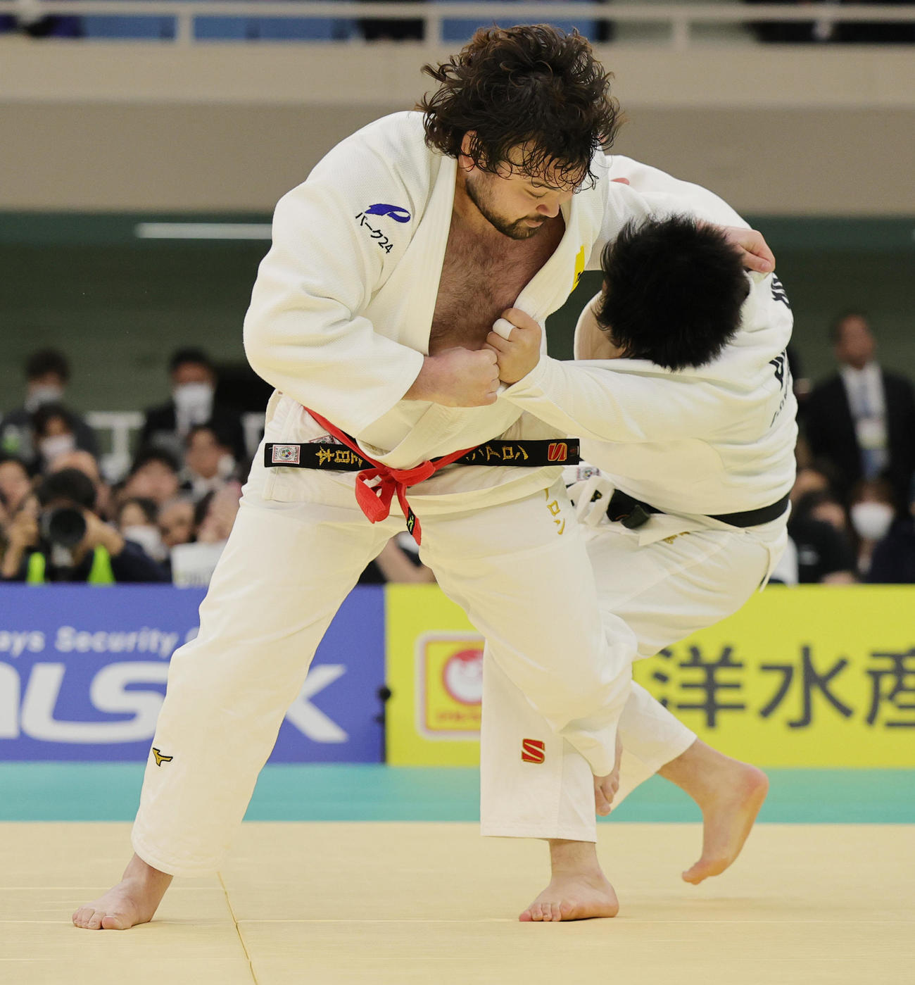 1回戦で阿部拓馬（右）を大外刈りの一本で破るルフ・アロン（撮影・野上伸悟）
