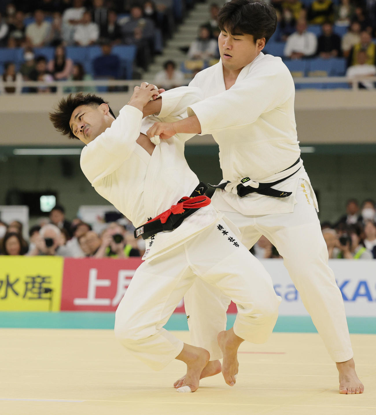 1回戦で福永夏生（右）に優勢勝ちした橋本壮市（撮影・野上伸悟）
