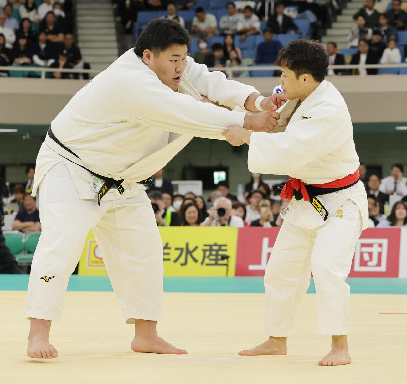 1回戦で入来（左）と対戦する永山（撮影・野上伸悟）
