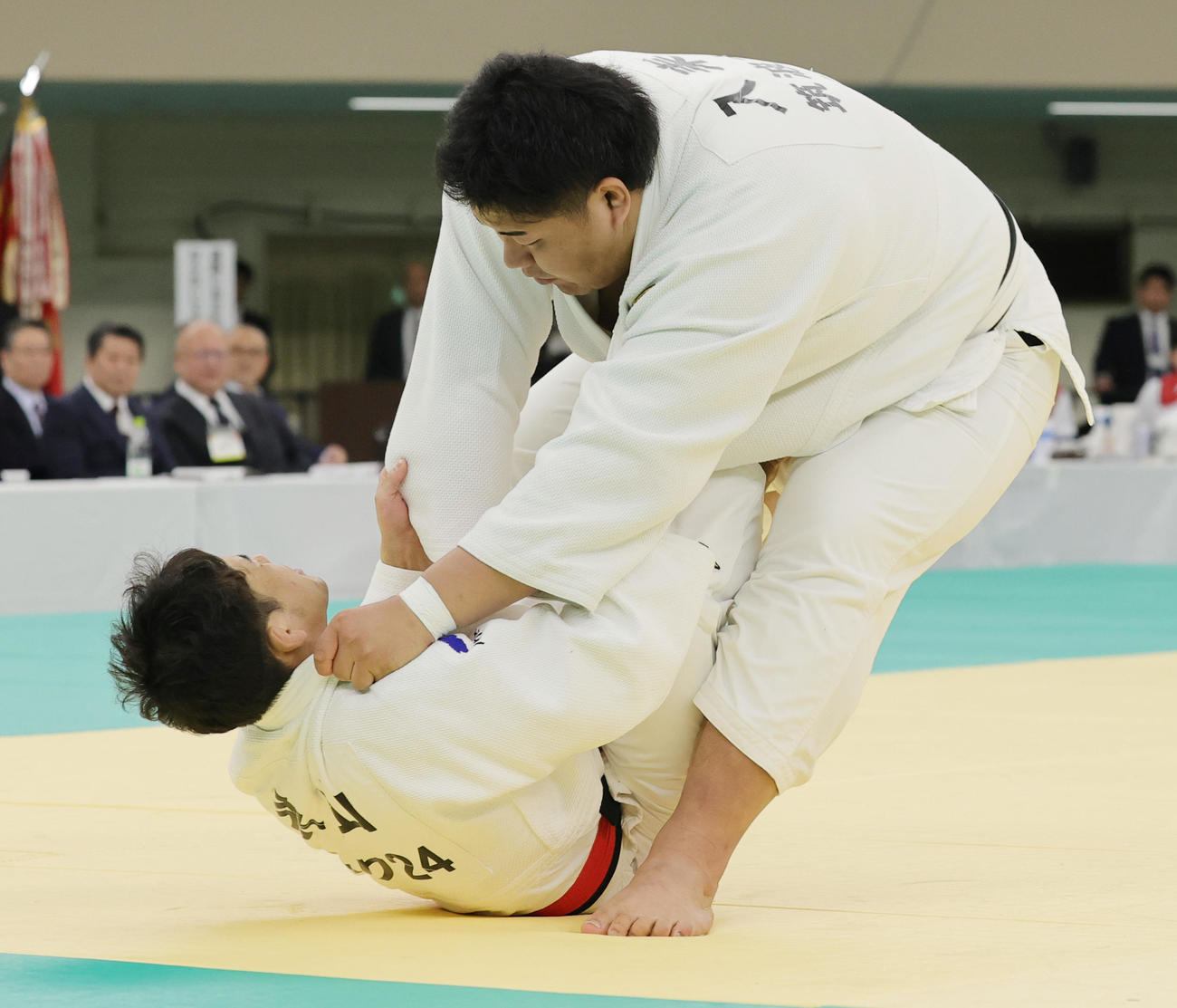 1回戦で入来巨助（上）にを攻める永山竜樹（撮影・野上伸悟）